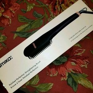 NWT Amika straightening brush